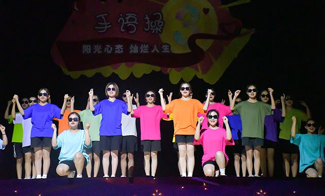 手舞心灵 用心演绎无声之爱——第三届“阳光心态 灿烂人生”手语操暖心开赛