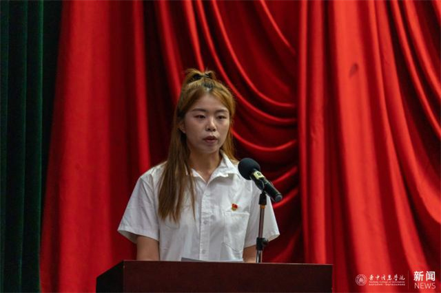 我校举办新党员宣誓、老党员重温入党誓词暨 “七一”表彰大会