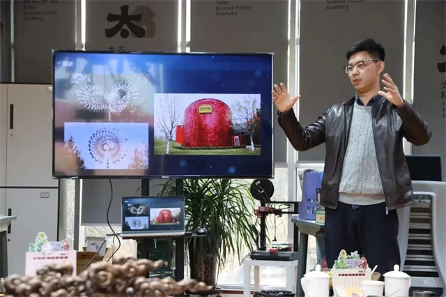 雷云龙:借科幻艺术为学生插上想象的翅膀