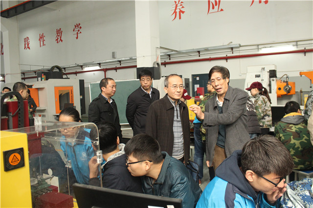 太原理工大学现代科技学院院长袁群芳一行3人莅临我院考察交流