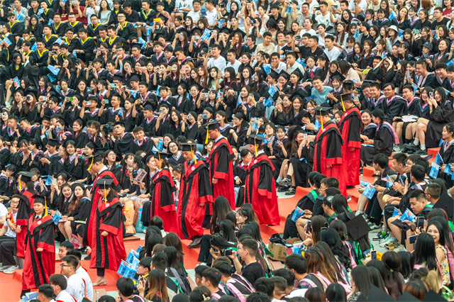 跃入人海 奔赴未来——我校隆重举办2023届学生毕业典礼暨学位授予仪式