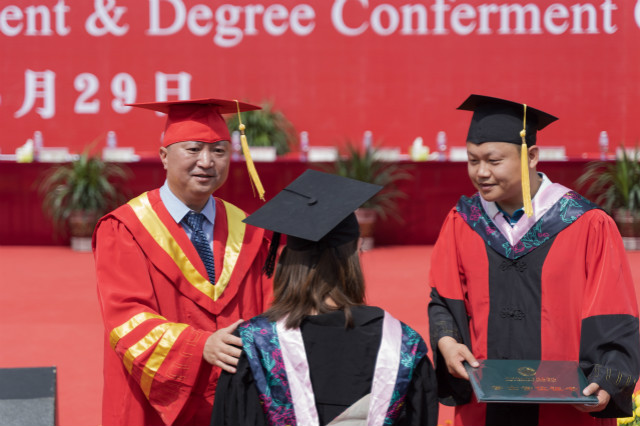 我校隆重举办“致远方”2019届学生毕业典礼暨学位授予仪式