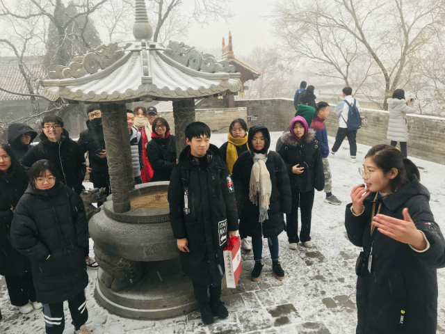 在风雪中探寻千年古堡神秘的韵味——我校创意写作学院作家班赴张壁古堡采风