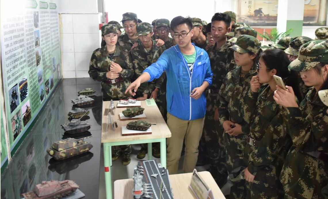 我院学生举办国防军事装备展览服务国防教育