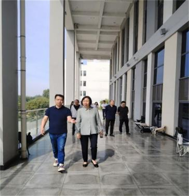 省招考中心领导莅临我校指导标准化考场建设
