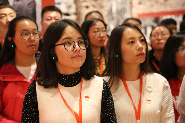 我校组织党员教师赴林州开展“不忘初心、牢记使命”主题教育红旗渠精神培训活动