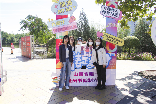 直击迎新现场!8000余名2022级萌新从信院奔向新征程