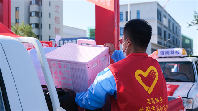 直击迎新现场!8000余名2022级萌新从信院奔向新征程