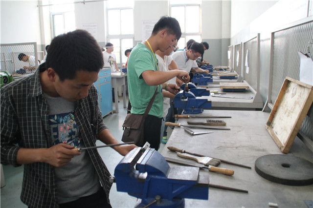 金工设备高端精良 600余二本学生前来实习——吕梁学院学生来我院金工实习