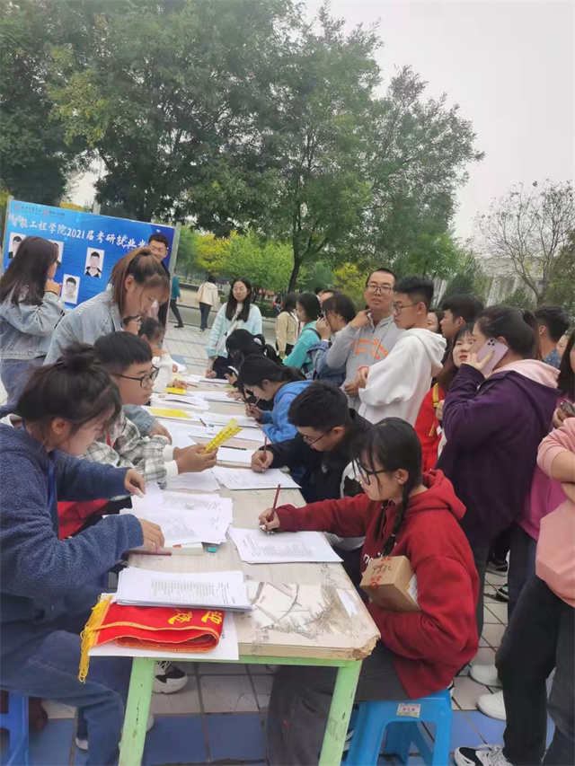 4000余名学子参与体验精神卫生月户外宣传活动