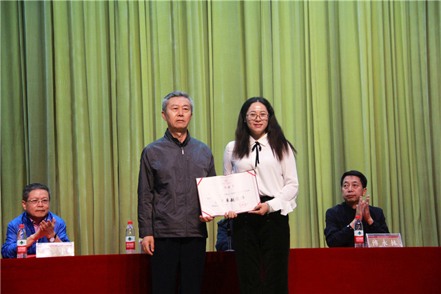 我校召开2019年庆祝教师节暨表彰大会