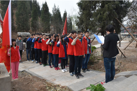我院大学生志愿者祭奠革命先烈践行核心价值观