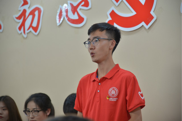 新疆生产建设兵团相关领导与我校“三下乡”团队亲切座谈