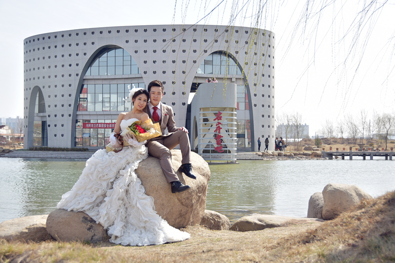 这世界什么都会陈旧,除了你回眸的微笑——大学情侣回母校拍婚纱照