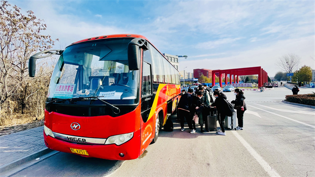 “点对点”校园直通车来我校接返19名学生,稷山县教育局暖心护航学子返乡
