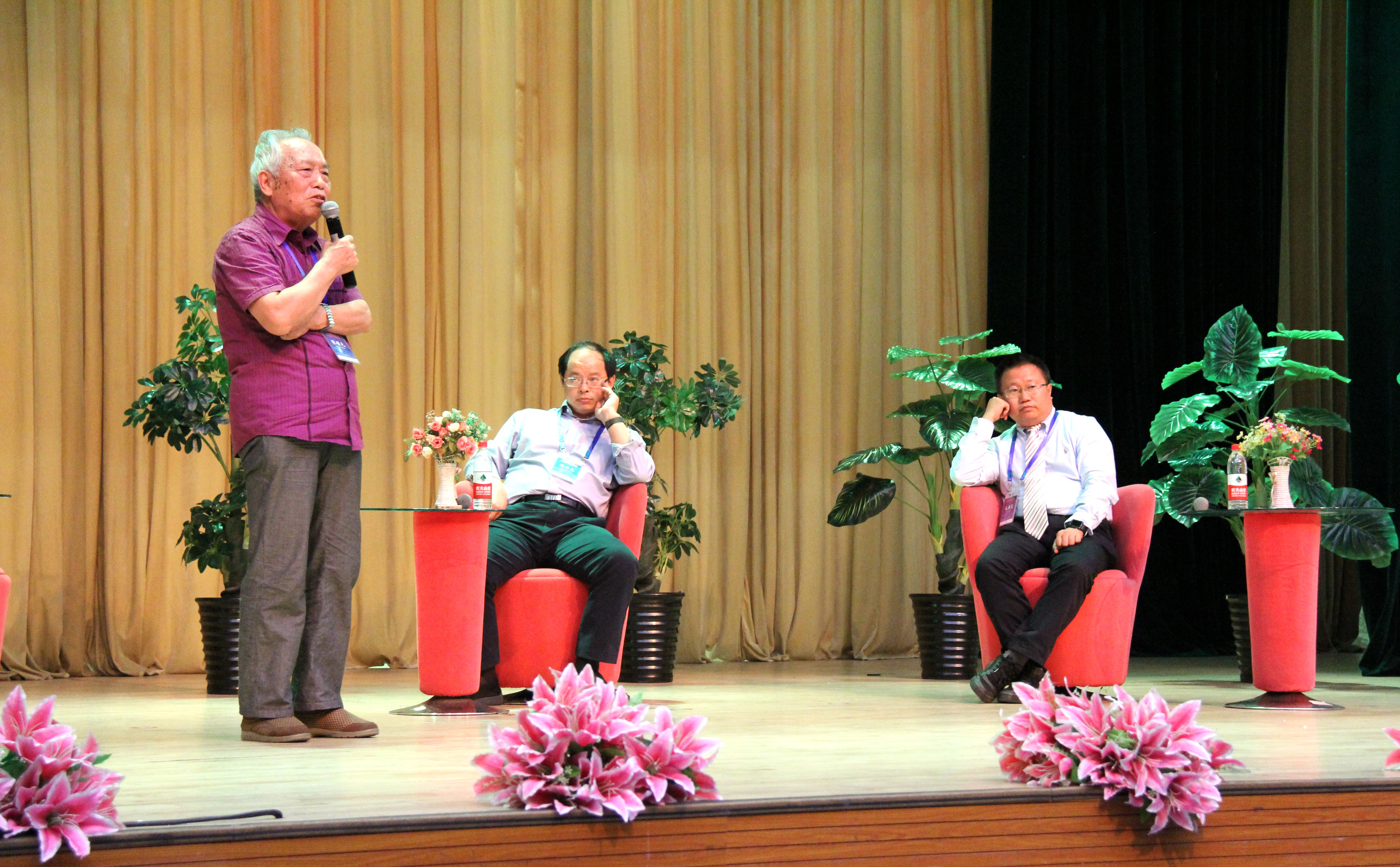 著名经济学大咖与1000与名师生分享经济学智慧