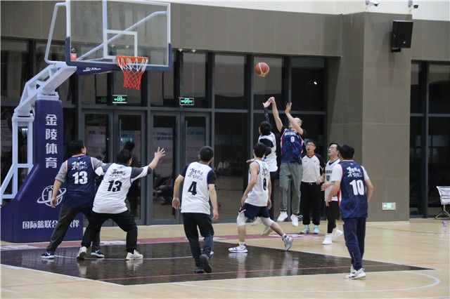 第六届教职工篮球赛落幕 后勤代表队逆袭夺冠!