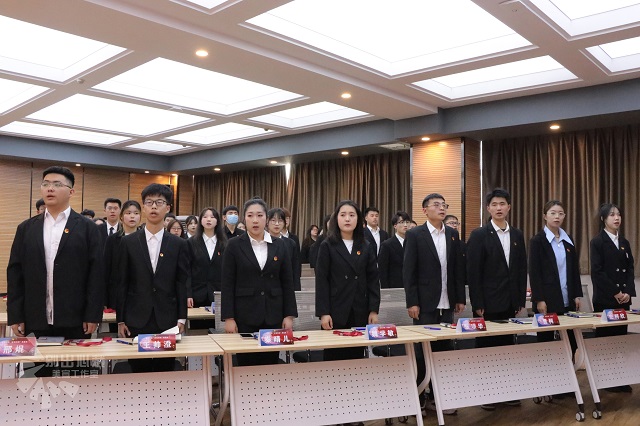 我校举办第十四期“青马工程”雄鹰班开班仪式及第一讲