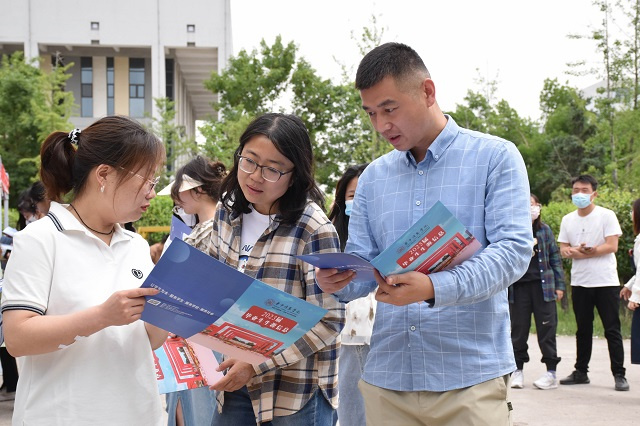 我校召开2023届毕业生管理类专场招聘会