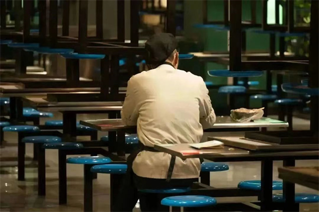 感动!艰苦战“疫”下的信院速度