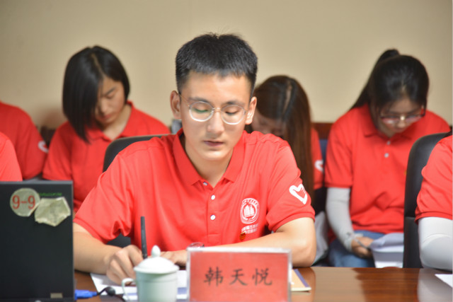 新疆生产建设兵团相关领导与我校“三下乡”团队亲切座谈