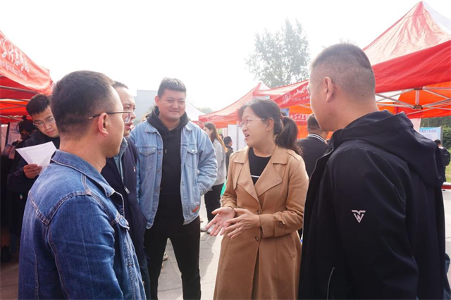 六省两市100家企业到我校选聘人才