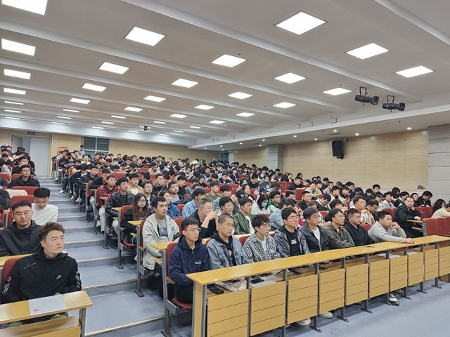 宁波政企代表团来校开展校地企合作洽谈及专场校园招聘会