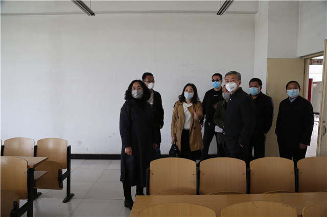我校毕业年级学生开学准备工作接受检查验收