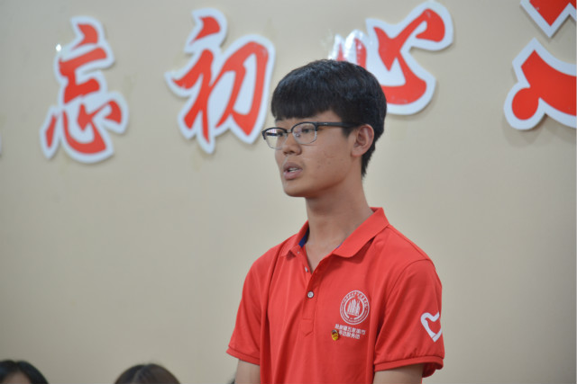 新疆生产建设兵团相关领导与我校“三下乡”团队亲切座谈
