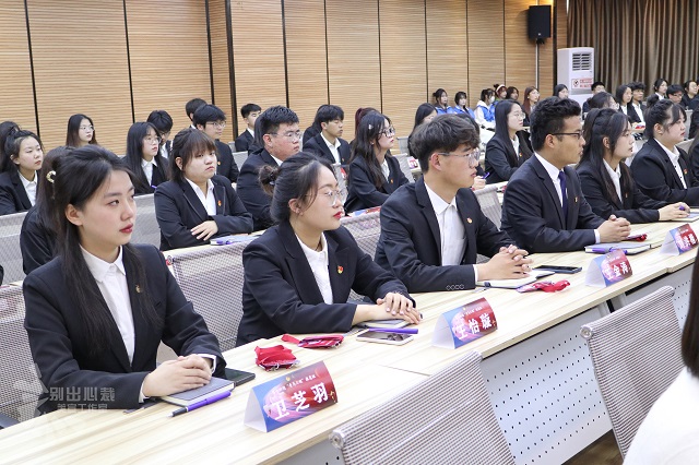 我校举办第十四期“青马工程”雄鹰班开班仪式及第一讲