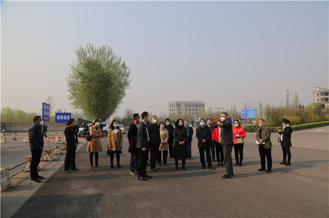 我校毕业年级学生开学准备工作接受检查验收