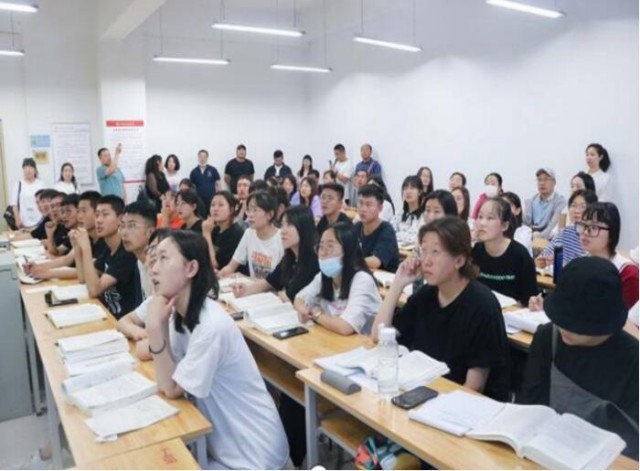 赵征:有温度的“经济人” 她用匠心陪伴学生成长