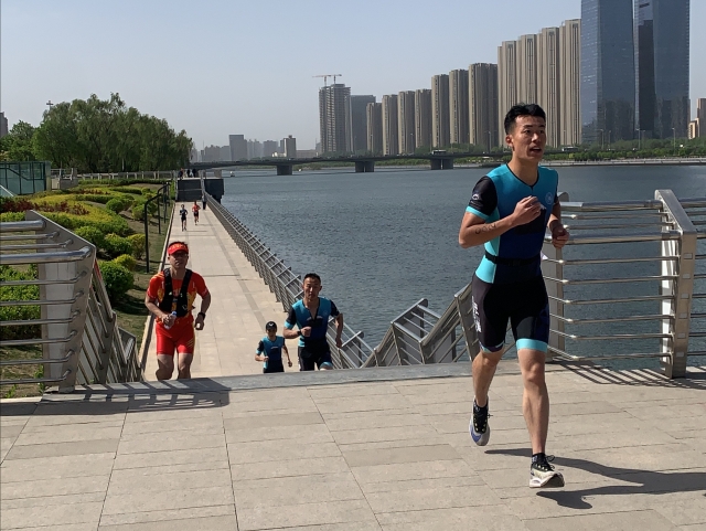 我校铁人三项队连续四年蝉联省赛冠军