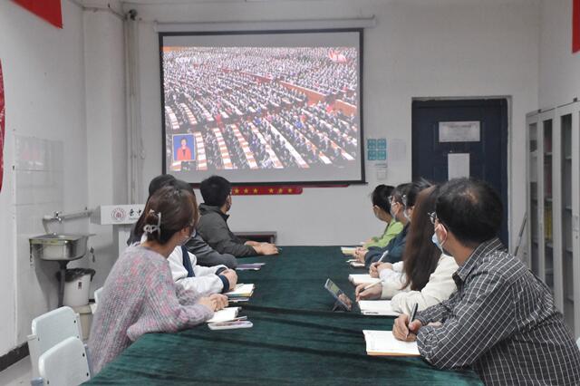 振奋！我校师生收听收看并热议党的二十大开幕会盛况