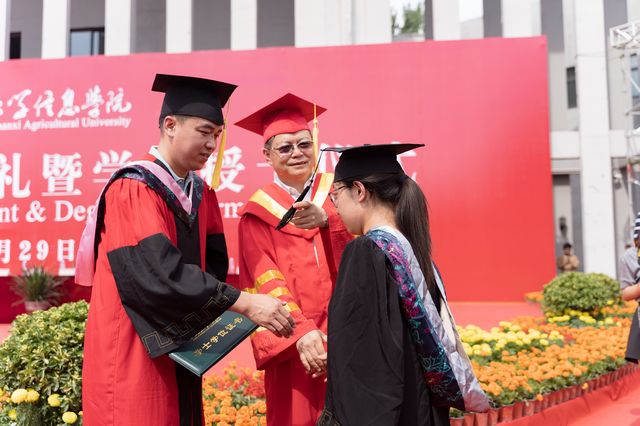 我校隆重举办“致远方”2019届学生毕业典礼暨学位授予仪式