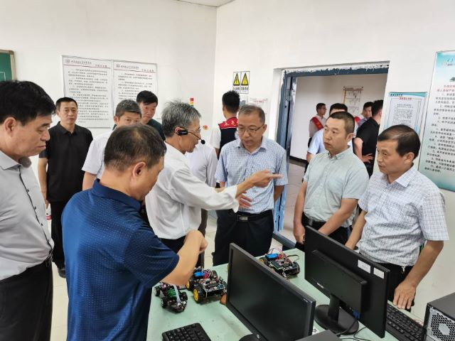 我校隆重举行“智能专用车辆产业学院”和“创研中心”成立揭牌仪式