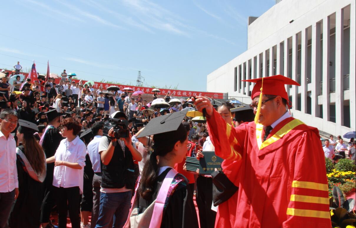 我院隆重举办2016届学生毕业典礼暨学位授予仪式