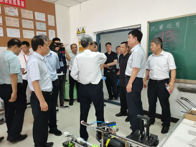 我校隆重举行“智能专用车辆产业学院”和“创研中心”成立揭牌仪式