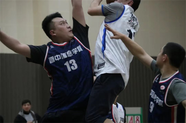 白天:弹指九年 他用满腔热情书写奉献担当