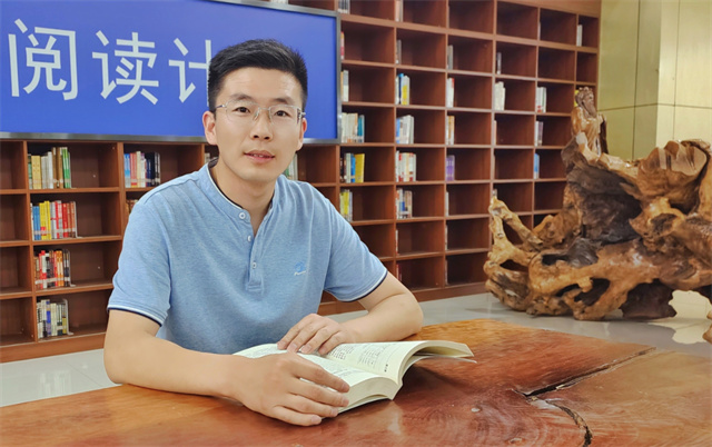 【我与信院的故事】赵振滔:用爱与责任浇灌学生成长