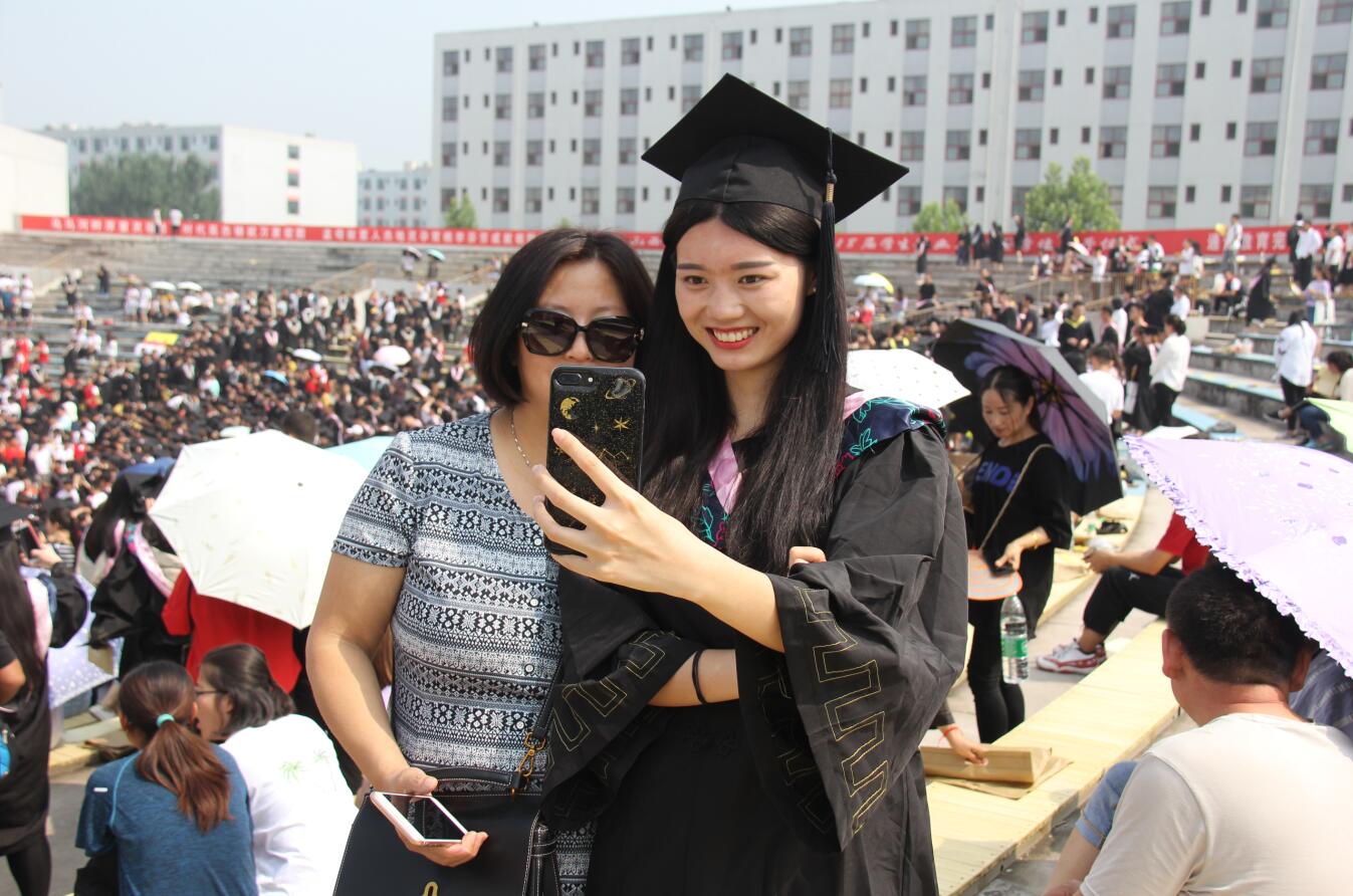 我校隆重举办2018届毕业典礼暨学位授予仪式