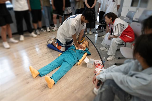 珍视生命,“救”在身边!我校开展应急救援培训活动
