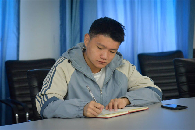 振奋！我校师生收听收看并热议党的二十大开幕会盛况