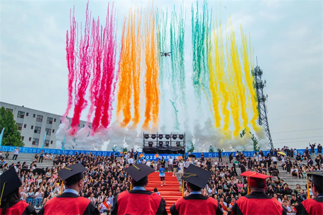 跃入人海 奔赴未来——我校隆重举办2023届学生毕业典礼暨学位授予仪式