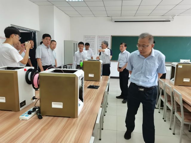 我校隆重举行“智能专用车辆产业学院”和“创研中心”成立揭牌仪式