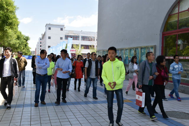 家校携手聚合力 亲身体验见成长——信息工程系家长开放日