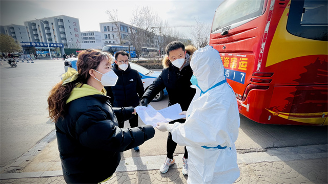 “点对点”校园直通车来我校接返19名学生,稷山县教育局暖心护航学子返乡
