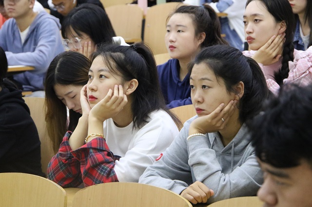 我校连续7年开设新生研讨课、体验课 趣味潮课受学生热捧