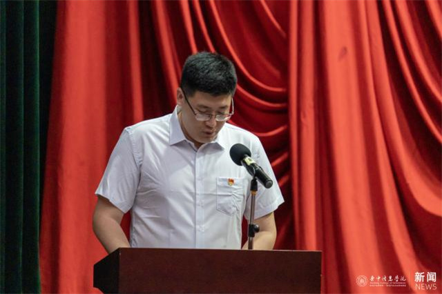 我校举办新党员宣誓、老党员重温入党誓词暨 “七一”表彰大会