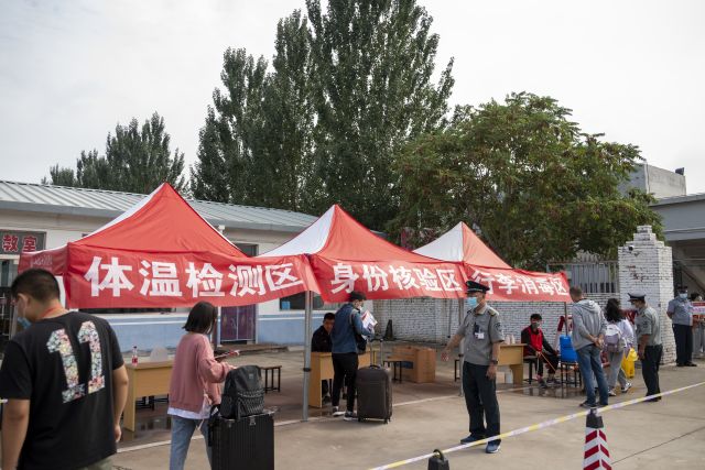 后勤保障部门以细致周到的服务让家长放心、学生暖心